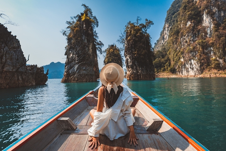 เมืองร้อยเกาะและแหล่งธรรมะอย่างจังหวัดสุราษฎร์ธานีไม่ได้เต็มไปด้วยแหล่งท่องเที่ยวทางธรรมชาติและวัฒนธรรมที่สวยงามเท่านั้น แต่ยังเป็นเมืองที่เหมาะเปิดประสบการณ์อร่อยแห่งข้าวยำและอาหารปักษ์ใต้หรอยแรงอีกด้วย (© Shutterstock)