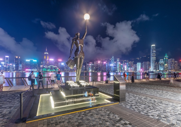 Strolling along the Avenue of Stars while enjoying Hong Kong’s stunning skyline is an unmissable Tsim Sha Tsui experience. (©Shutterstock)