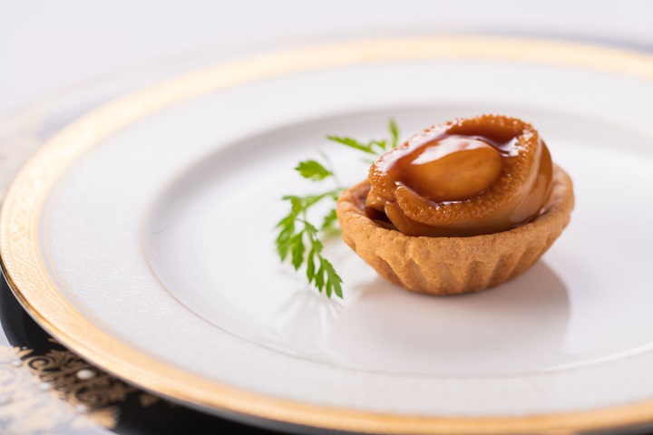 Baked pastries filled with fish maw and mushrooms, topped with whole abalone at T’ang Court. (©T’ang Court)