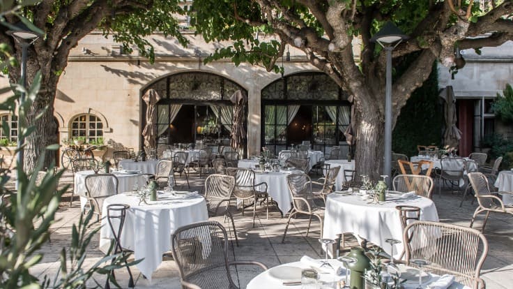 Le cadre enchanteur du restaurant, dont la cuisine rend hommage aux merveilles de Provence © Virginie Ovessian