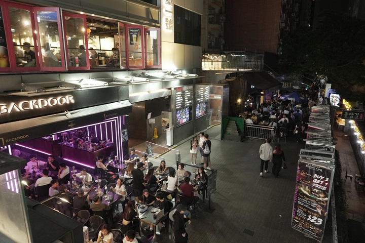 Knutsford Terrace is a great spot to experience Tsim Sha Tsui’s nightlife. (©Shutterstock)