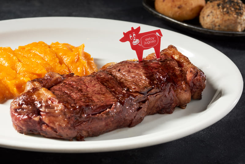 Juicy chorizo steak from Las Lilas restaurant. © Las Lilas