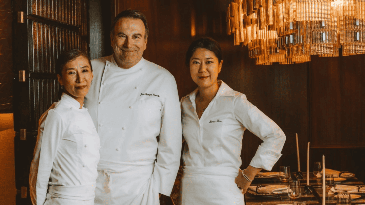 Ai Okabayashi, adjointe du chef, Jean-François Rouquette, chef des cuisines et Naraé Kim, cheffe pâtissière du Park Hyatt Vendôme © Park Hyatt Vendôme