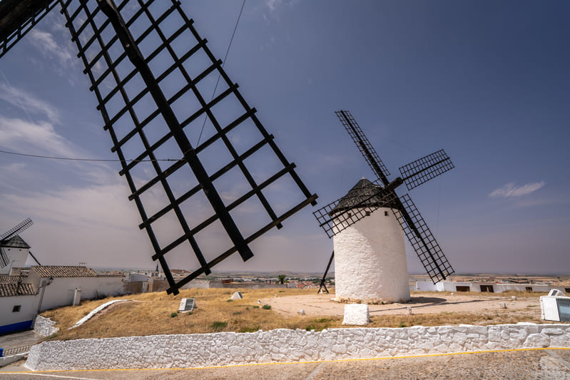 The windmills of Campo de Criptana are an unmistakable part of the legendary landscape of La Mancha. © MICHELIN