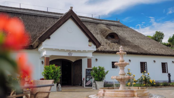 The thatched building that is home to Tihanyi Vinarius (© Tihany Vinarius)