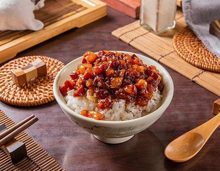 大碗公當歸羊肉的黑金滷肉飯，肉燥以肥肉為主，帶有膠質，加上鹹香的醬汁，與米飯完美契合。（© 大碗公當歸羊肉） 