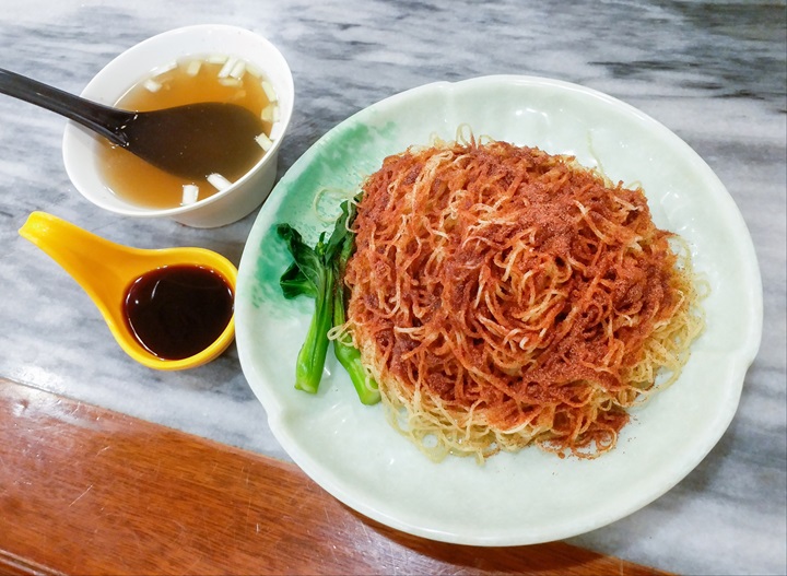 The signature noodles tossed in shrimp roe and oyster sauce at Kwan Kee Bamboo Noodles. (©Kwan Kee Bamboo Noodles)