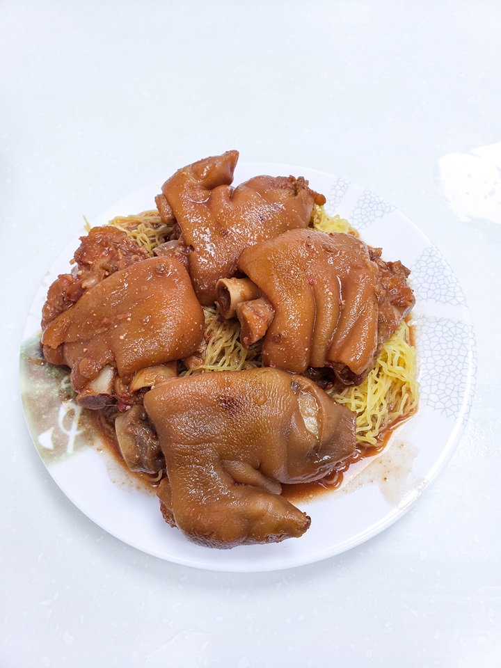 dry or soup noodles with pork knuckles braised in red fermented bean curd sauce  南乳豬手麵 麥文記 Mak Man Kee.jpg