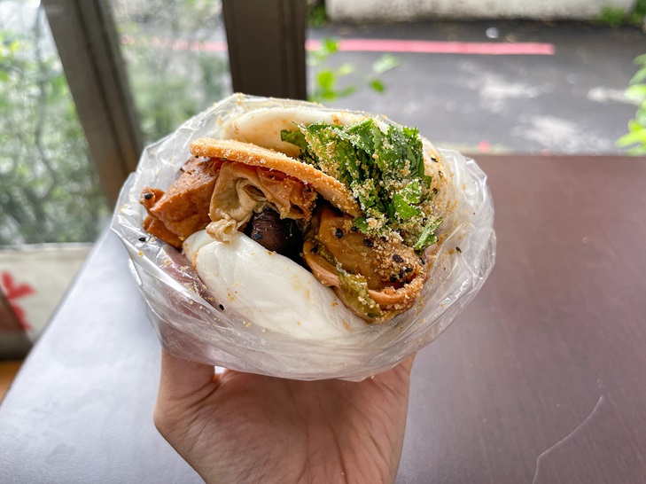 新竹市的「非常好吃素刈包」包進滷麵腸、香菇等，藥膳滷香淡雅。（©MICHELIN） 