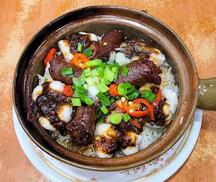 A dish where soy sauce truly shines is Kwan Kee Clay Pot Rice. (©MICHELIN)