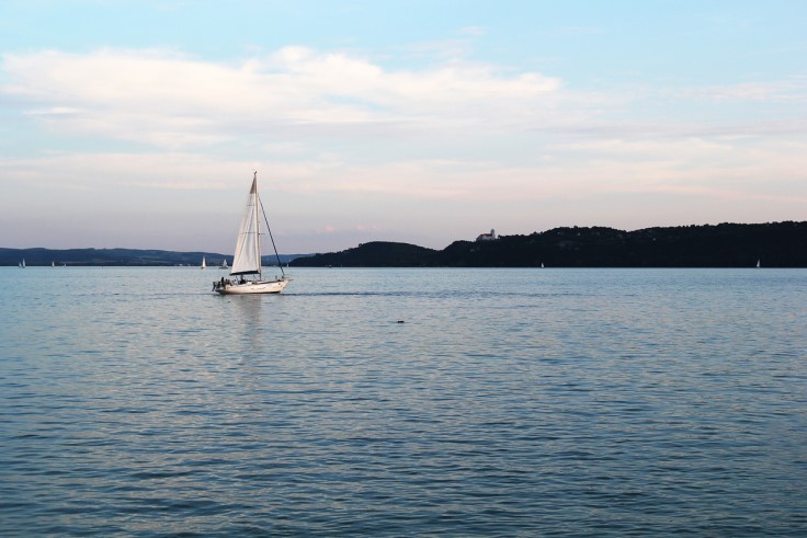 Sailing on Lake Balaton with a view of the Tihany Peninsula (© Angela Cini/iStock)