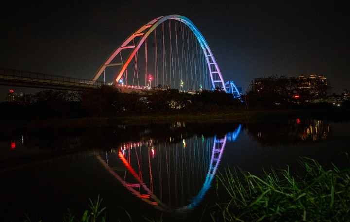 新北市面貌多元，有精彩的山海風光，也有美麗的都市風情。圖為新北市板橋知名的新月橋。（©MICHELIN） 