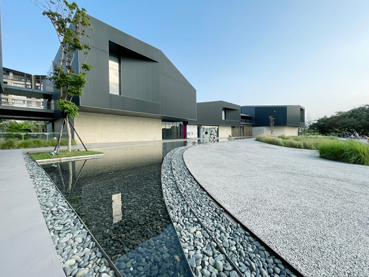 橫山書法藝術館建築取意於篆印、硯台與墨池，結合清水模與唐松木材，呈現靜謐之美。（©Shutterstock） 