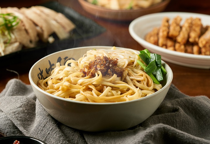 ㄤ咕麵使用充滿彈性的扁油麵，配上韭菜、有機豆芽菜和油蔥醬， 滋味爽口。（© 林棋翔/Ang Gu）