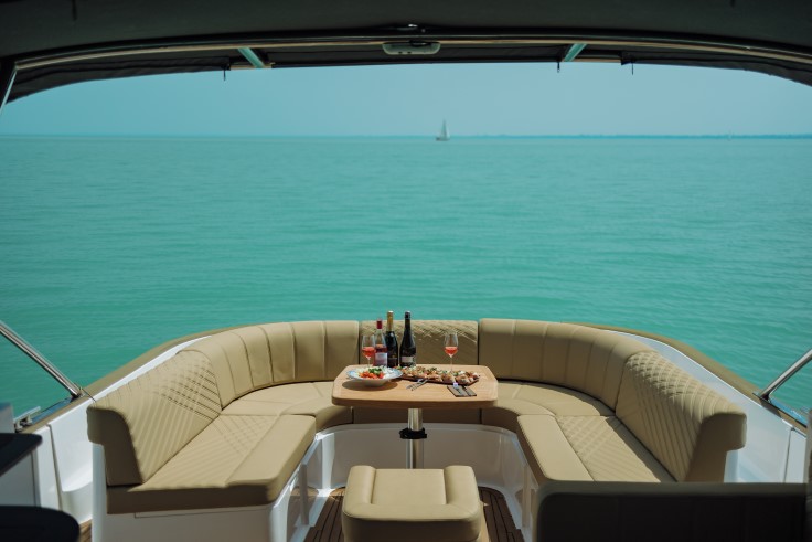 The Tihanyi Vinarius yacht on the aquamarine waters of Lake Balaton (© Tihany Vinarius)