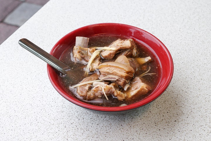 新北市入選餐廳賴岡山羊肉的藥膳羊肉湯，總能溫暖饕客的胃與心。（©MICHELIN） 