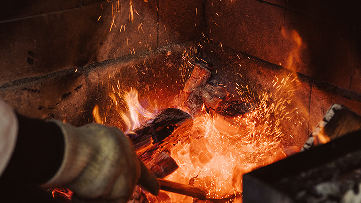 東京・檜原村の林業家から届いたミズナラの間伐材を、肉をゆっくり焼くための熾火へ © Nathalie Cantacuzino / L’Effervescence