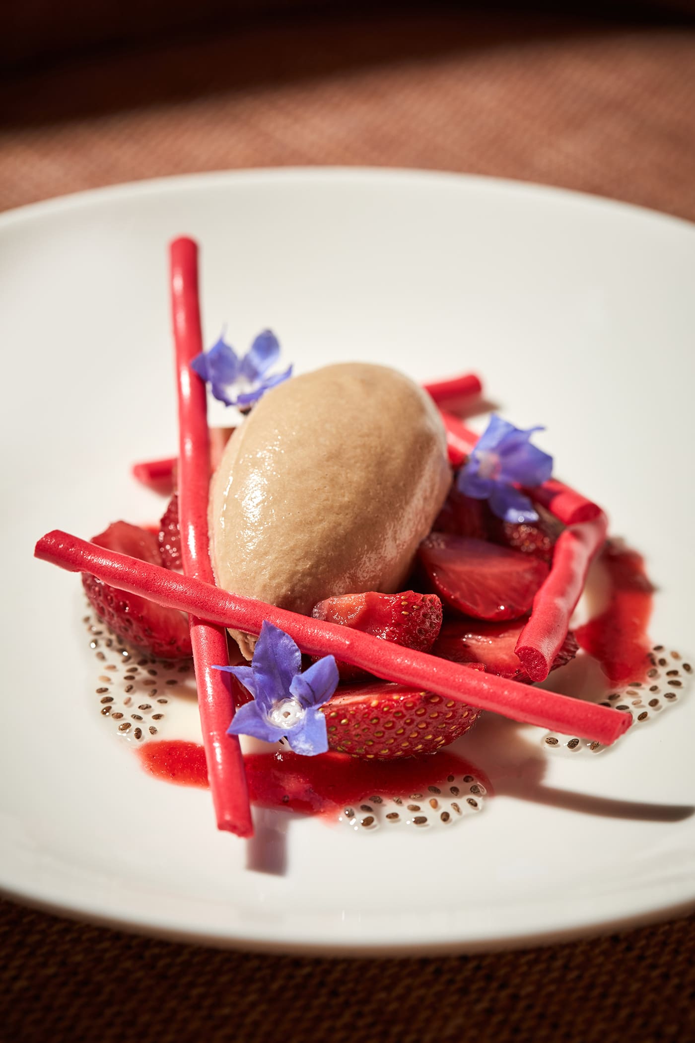 Fresas al natural y confitadas / coulis de frutos rojos / yogurt de especias / helado de vinagre… ¡un postre delicado y sorprendente! © Macarraca