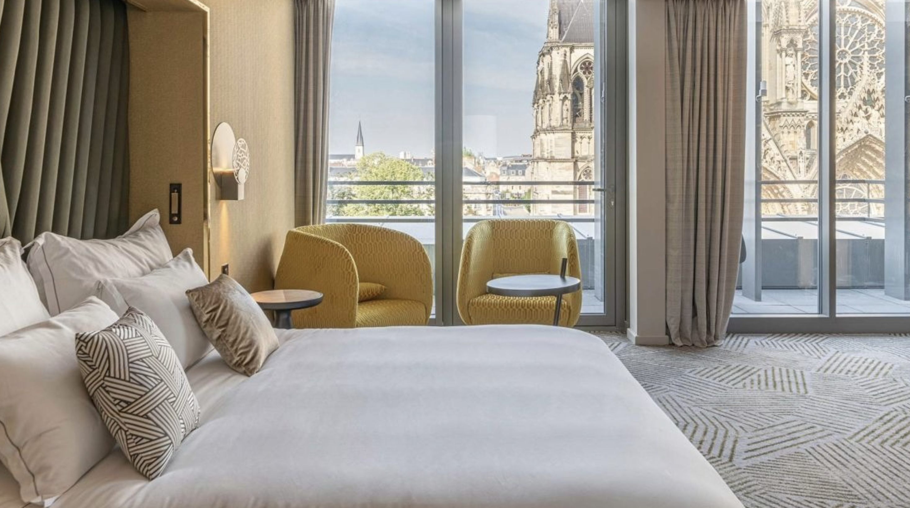 Chambre avec vue sur imprenable sur la cathédrale Notre-Dame de Reims © Hôtel & Spa La Caserne Chanzy