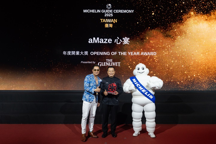 Chef Jim Yang from aMaze (second from the right) receives the MICHELIN Guide Opening of the Year Award from Terence Ong, managing director of Pernod Ricard Taiwan. (left). (©MICHELIN)