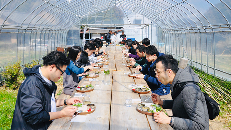 ハーブ農家を訪れ、畑の中でともに味わう食事 © Atsushi Koda / L’Effervescence