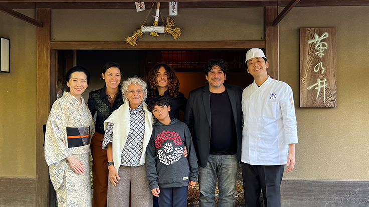 「菊乃井」四代目村田知晴さん(右端)とコラグレコシェフの家族 @ Kyoko Nakayama / The MICHELIN Guide