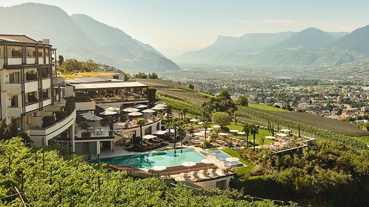 Hotel Castel, Dorf Tirol von den Weinbergen aus © Hotel Castel