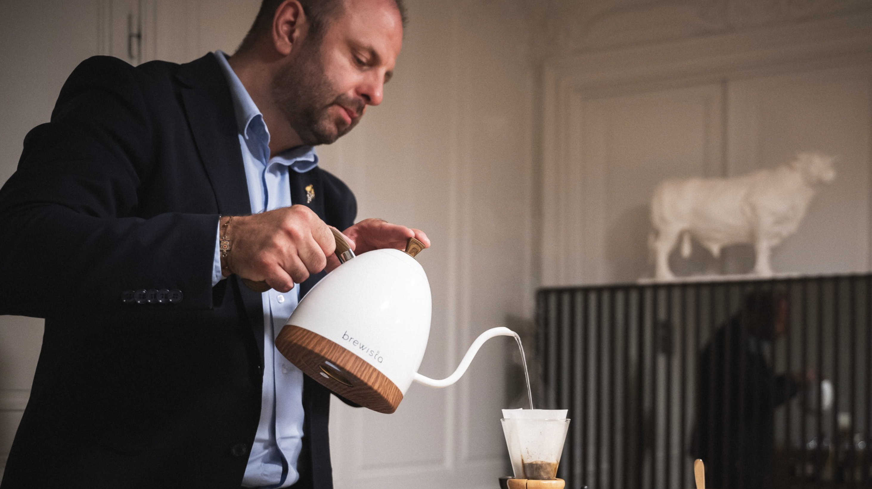 La cérémonie du café : une extraction lente en V60, imaginée pour le restaurant Christophe Dufossé © Florian Salesse
