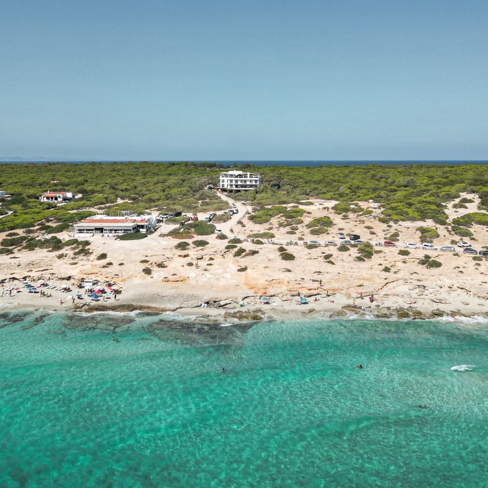 Frente al Mediterráneo, en la isla de Formentera, Teranka ofrece habitaciones y comodidades acordes con el exuberante entorno. © Teranka Formentera