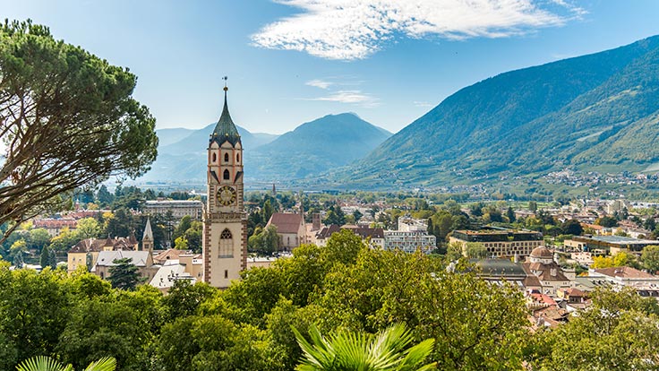 Pfarrkirche und Blick über Meran © Sonja Filitz / iStock