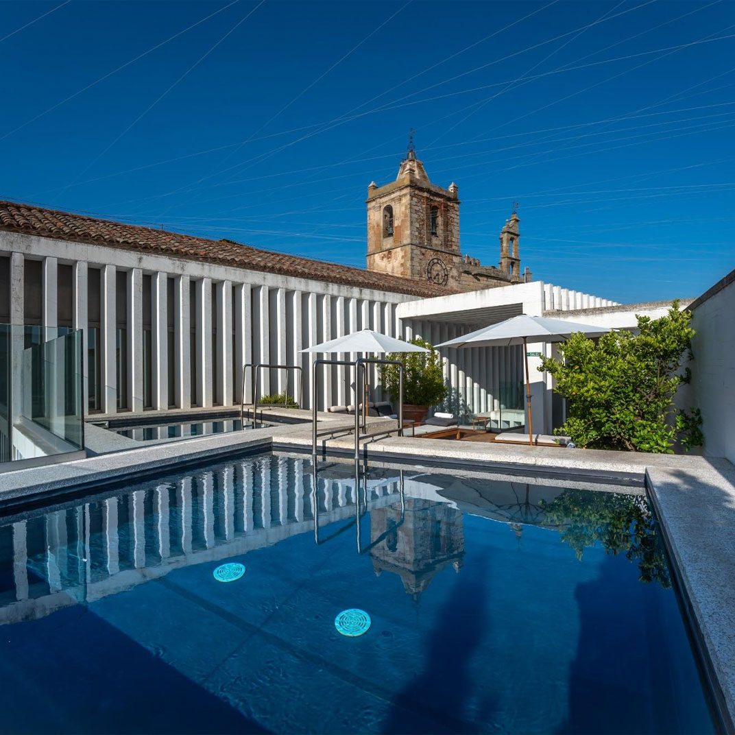 En Cáceres, el exquisito Atrio Restaurante Hotel, con tres Llaves MICHELIN, está decorado con obras originales de Andy Warhol y Georg Baselitiz. © Atrio Restaurante Hotel