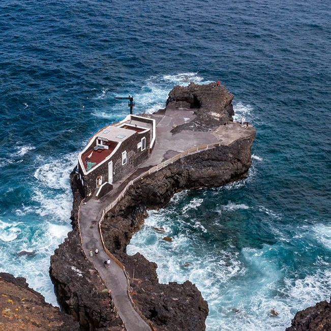 El Hotel Puntagrande parece un museo náutico y está ubicado en una lengua de piedra de El Hierro, una de las islas más pequeñas del archipiélago canario. © Hotel Puntagrande