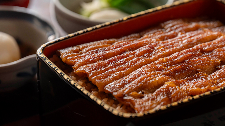 Chef Kanemoto has long shared the belief that eel is an “everyday luxury.”  Pictured: unajū (grilled eel over rice) © Hisashi Yoshino / Michelin