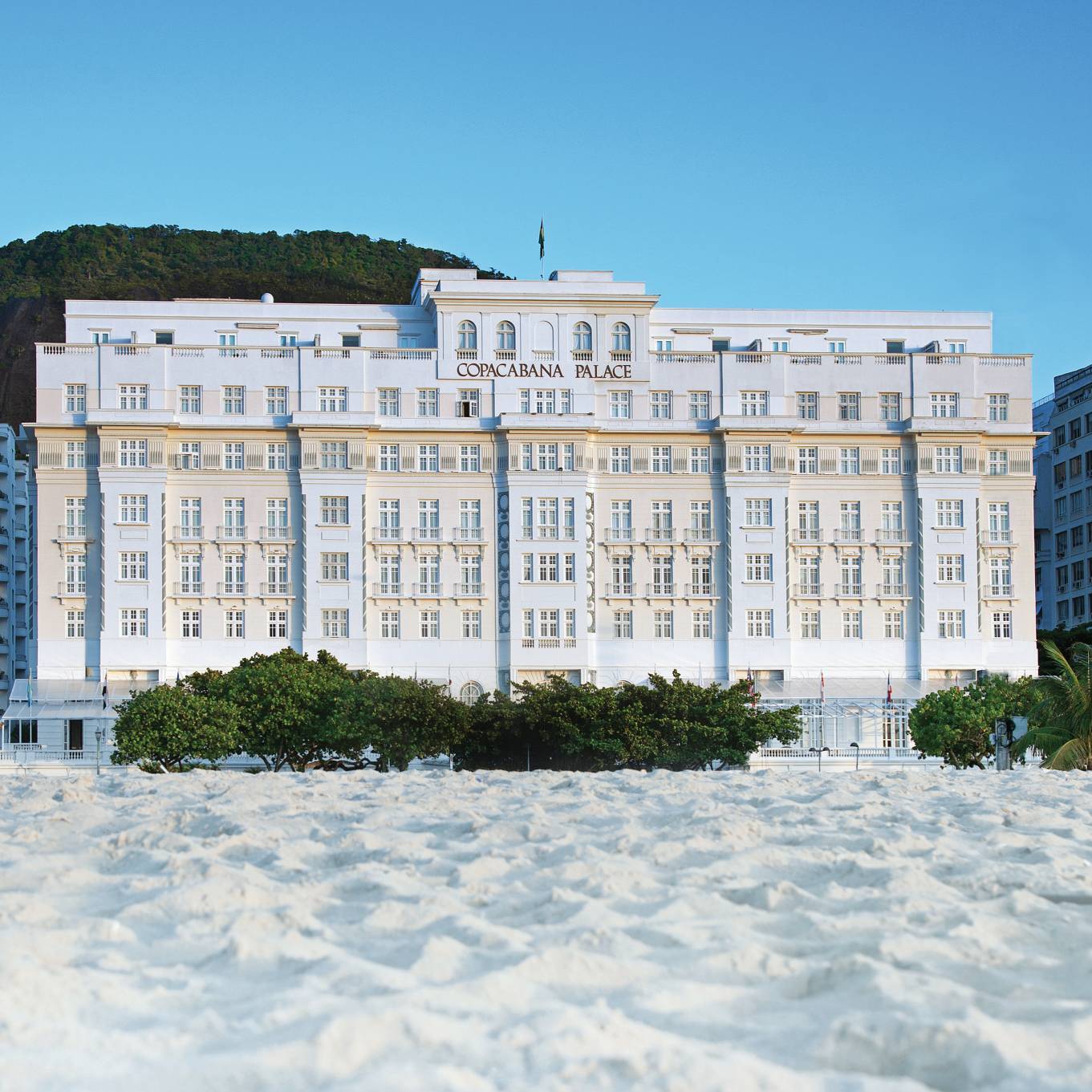 Com duas estrelas no Guia MICHELIN, o Copacabana Palace, de frente para a praia que lhe dá nome, é o hotel mais emblemático e elegante do Rio de Janeiro. © Copacabana Palace, um hotel Belmond, Rio de Janeiro.