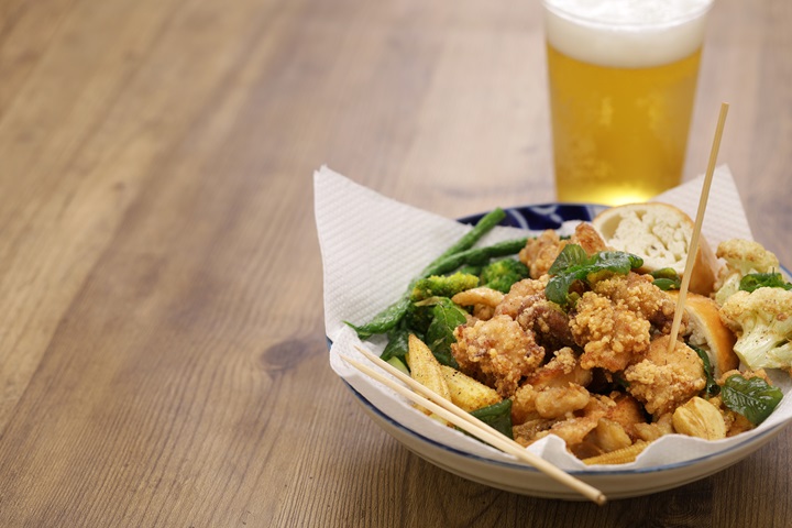 Bite-sized salted crispy chicken (yan su ji) and palm-sized fried cutlets (ji pai) — both are fragrant and addictive. (©Shutterstock)