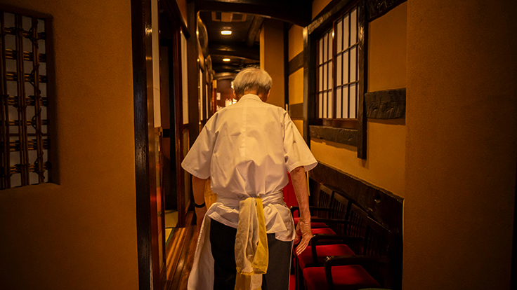 Kanemoto Kenjiro walking down the corridor in front of the upstairs tatami room © Hisashi Yoshino / Michelin