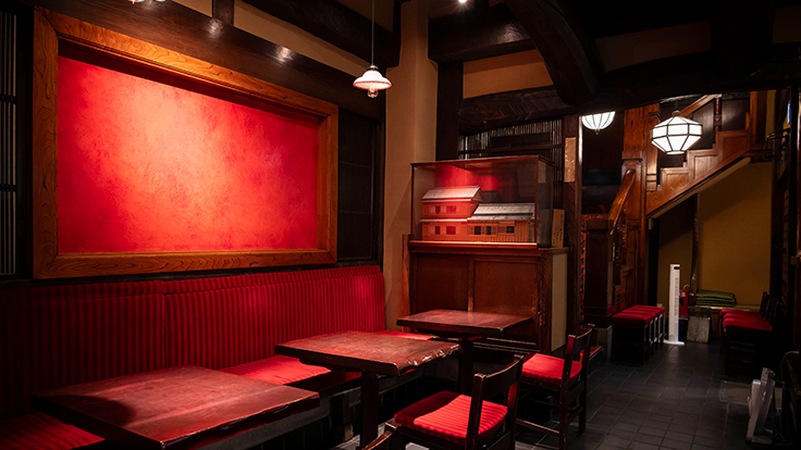 First-floor wall painted in red by a French artist © Yoshino / Michelin