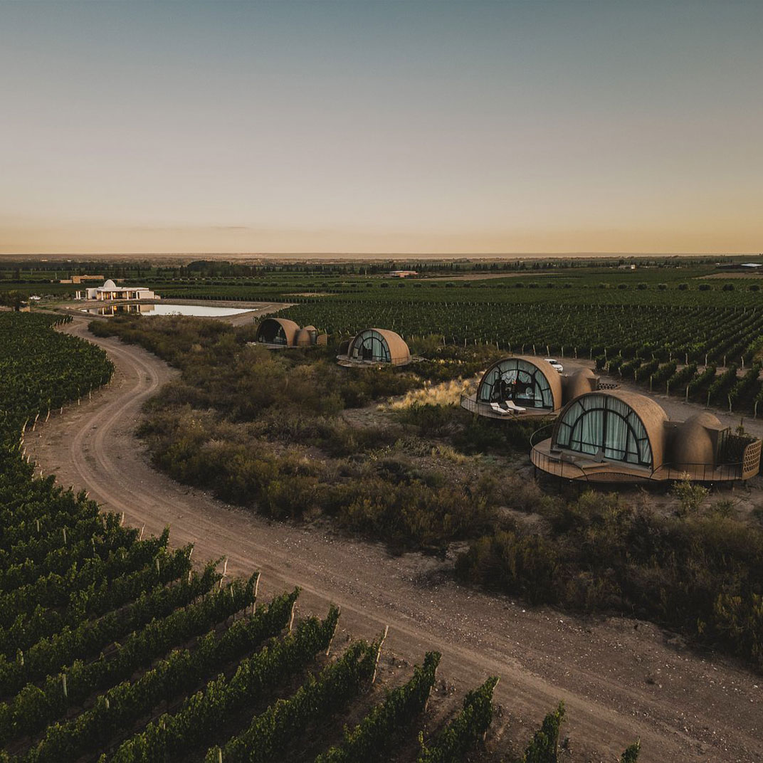 En Mendoza, Chozos Resort by AKEN Spirit ofrece una experiencia inesperada: chozas con forma de cúpulas futuristas, aisladas entre viñedos. © Chozos Resort by AKEN Spirit