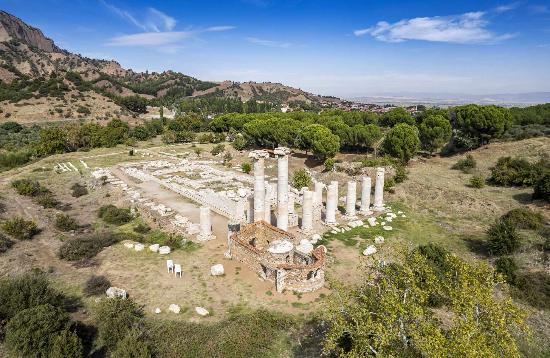 The Temple of Artemis with the Lydian Altars in the foreground, Türkiye. © semakokal/iStock