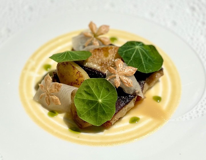 The white eel course, served after the chilled appetizers, paired with a sake such as a kimoto-style namazake。 (©the FRONT HOUSE)