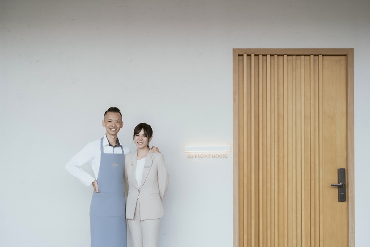 Seamless communication and coordinated timing between front and back are the foundation of the restaurant’s smooth operation. Chen (right) and Tsai are not only professional partners but also life partners, giving them a deep, shared understanding of professional standards. (©the FRONT HOUSE)
