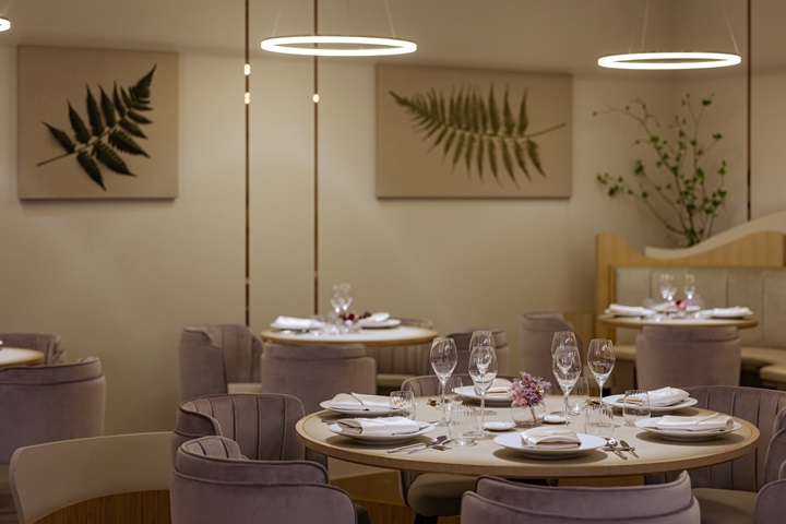 Stepping into One-MICHELIN Starred the FRONT HOUSE, guests are welcomed by warm apricot tones and softly curved pendant lights. (©the FRONT HOUSE)