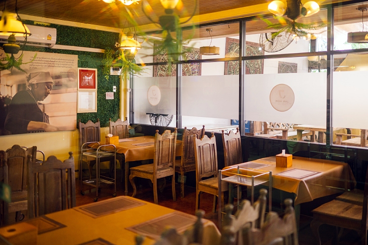 The inviting, no-frills charm of Janhom’s dining room reflects its roots — simple, soulful, and full of southern spirit. (© Anuwat Senivansa Na Ayudhya/ MICHELIN Guide Thailand)