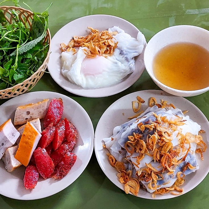 Banh cuon, Vietnamese steamed rolls with delicious fillings. (© Michelin)