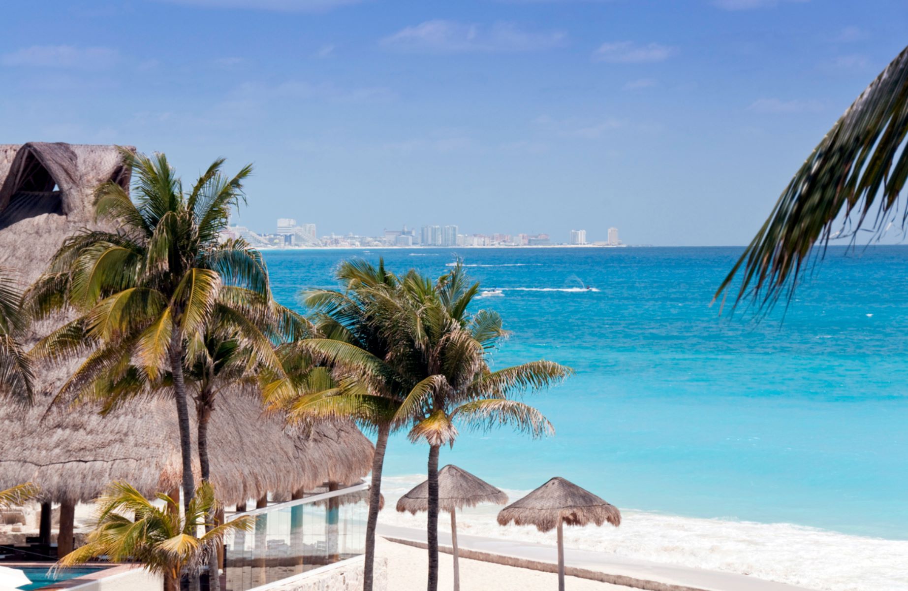 A sunny beach with warm turquoise waters in Cabo, Mexico, a top Christmas destination. © FGM/iStock