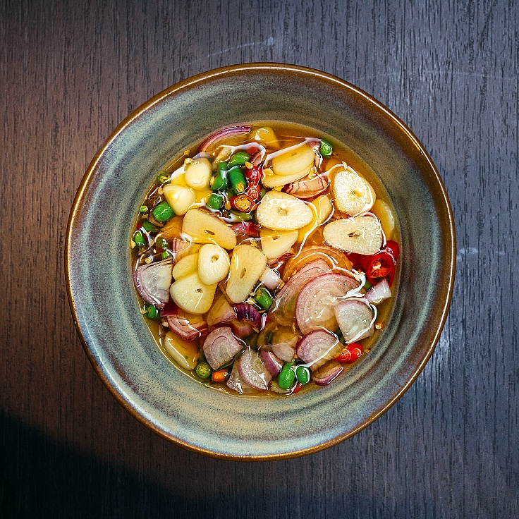 Add garlic and shallots for extra aroma and flavor. (© Anuwat Senivansa Na Ayudhya/ MICHELIN Guide Thailand)