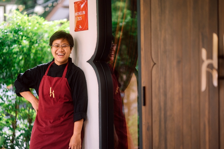 Chef Sujura "Aom" Pongmorn of Khaan in Bangkok. (© Anuwat Senivansa Na Ayudhya/ MICHELIN Guide Thailand)