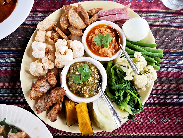 Northern-style appetizer, or hors d'oeuvres mueang. (© Shutterstock)