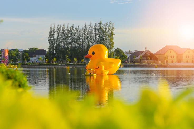 Nong Prajak Park’s scenic lake. (© MICHELIN Guide Thailand, Shutterstock)