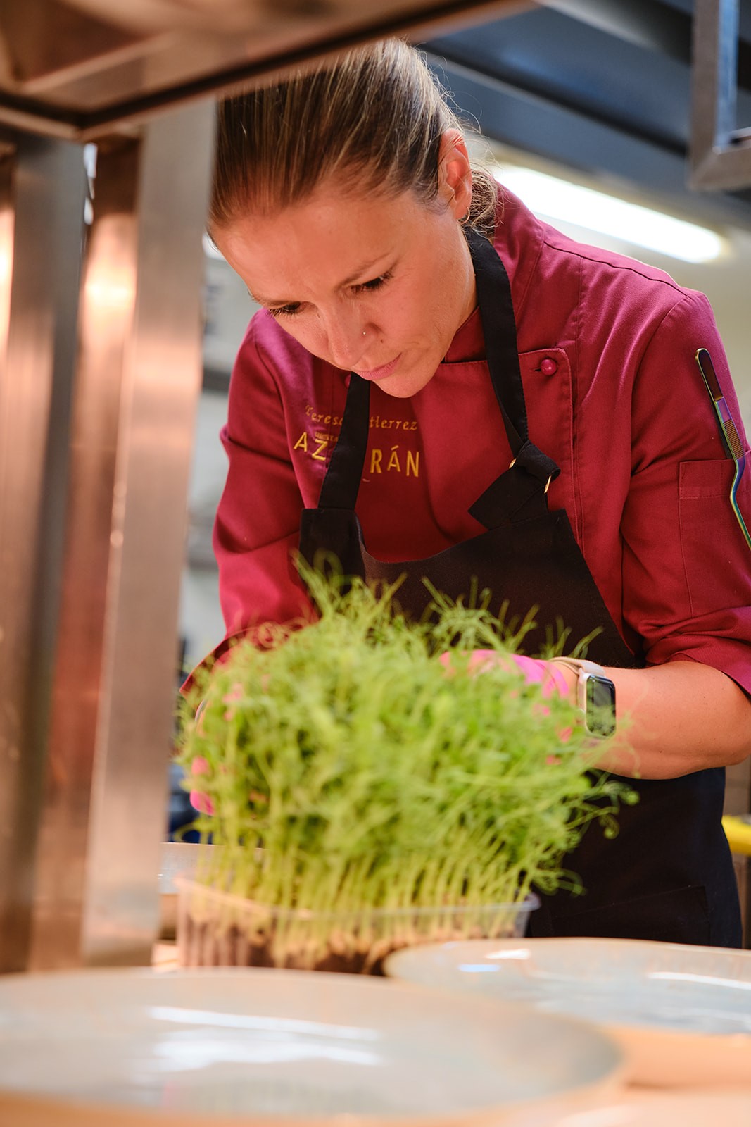Otra imagen de la chef Teresa Gutiérrez trabajando en la cocina. © Azafrán